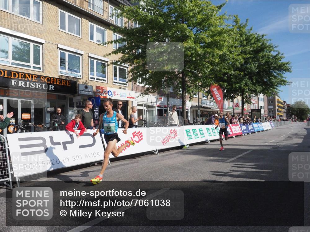 15.09.2024 - PSD Bank Halbmarathon Miley Keyser http://msf.ph/oto/7061038 15.09.2024 11:01:58 Ziel 447, 448, 1001 meine-sportfotos.de