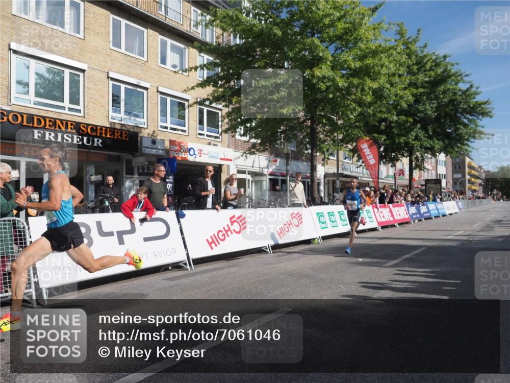 15.09.2024 - PSD Bank Halbmarathon Miley Keyser http://msf.ph/oto/7061046 15.09.2024 11:01:58 Ziel 447, 448, 1001 meine-sportfotos.de
