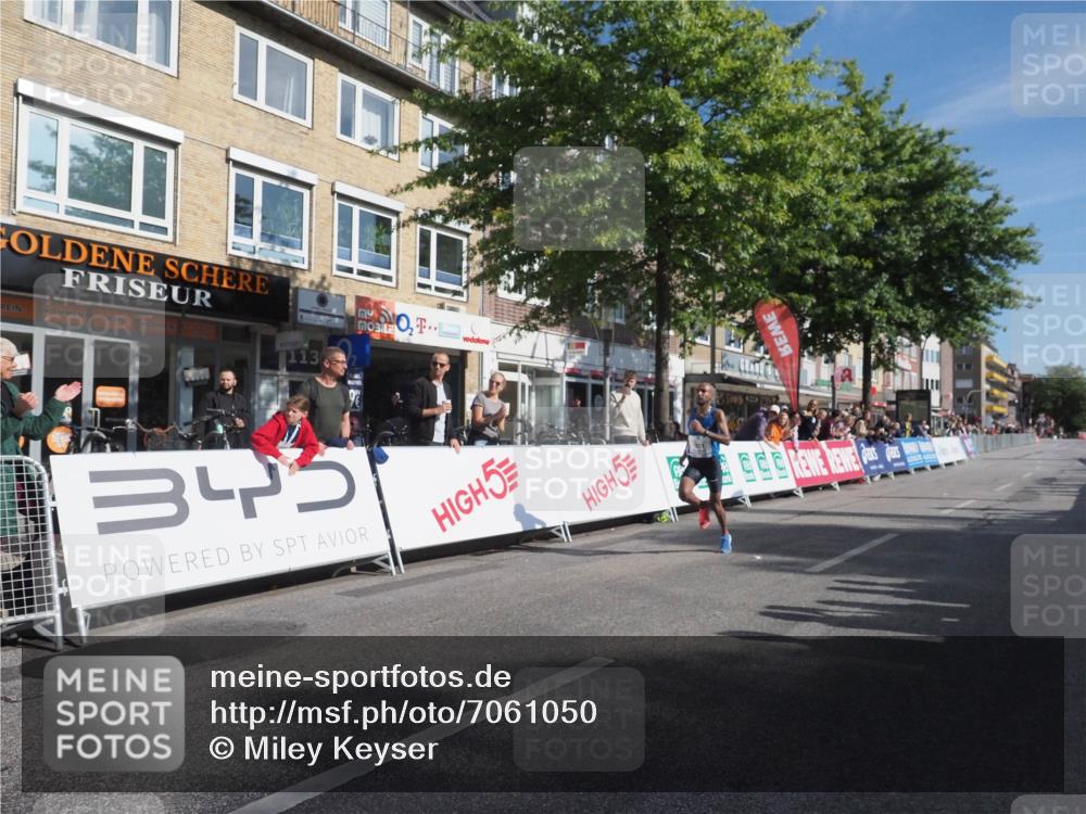15.09.2024 - PSD Bank Halbmarathon Miley Keyser http://msf.ph/oto/7061050 15.09.2024 11:01:58 Ziel 447, 448, 1001 meine-sportfotos.de