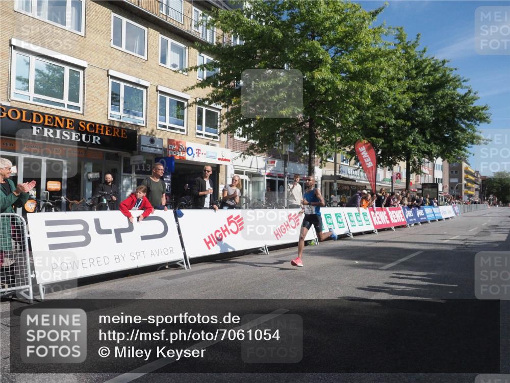 15.09.2024 - PSD Bank Halbmarathon Miley Keyser http://msf.ph/oto/7061054 15.09.2024 11:01:59 Ziel 447, 448, 1001 meine-sportfotos.de