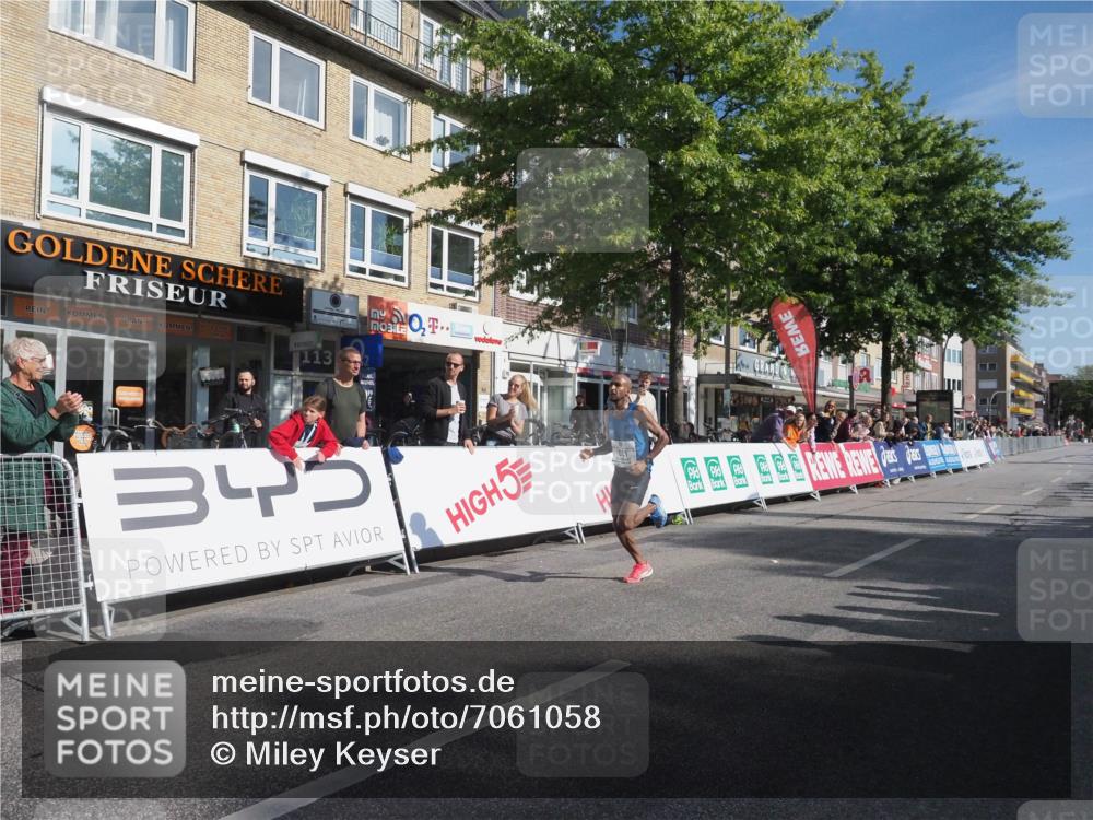15.09.2024 - PSD Bank Halbmarathon Miley Keyser http://msf.ph/oto/7061058 15.09.2024 11:01:59 Ziel 447, 448, 1001 meine-sportfotos.de