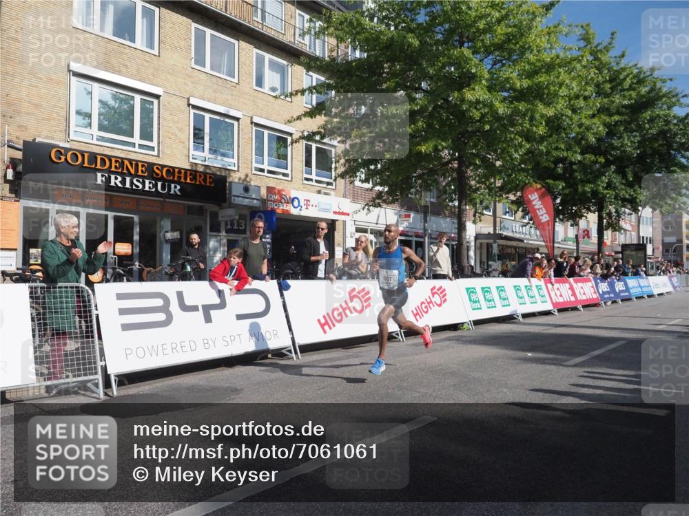 15.09.2024 - PSD Bank Halbmarathon Miley Keyser http://msf.ph/oto/7061061 15.09.2024 11:01:59 Ziel 447, 448, 1001 meine-sportfotos.de