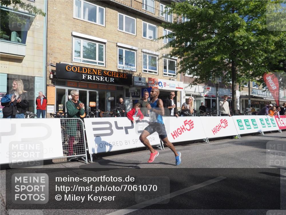 15.09.2024 - PSD Bank Halbmarathon Miley Keyser http://msf.ph/oto/7061070 15.09.2024 11:01:59 Ziel 447, 448, 1001 meine-sportfotos.de