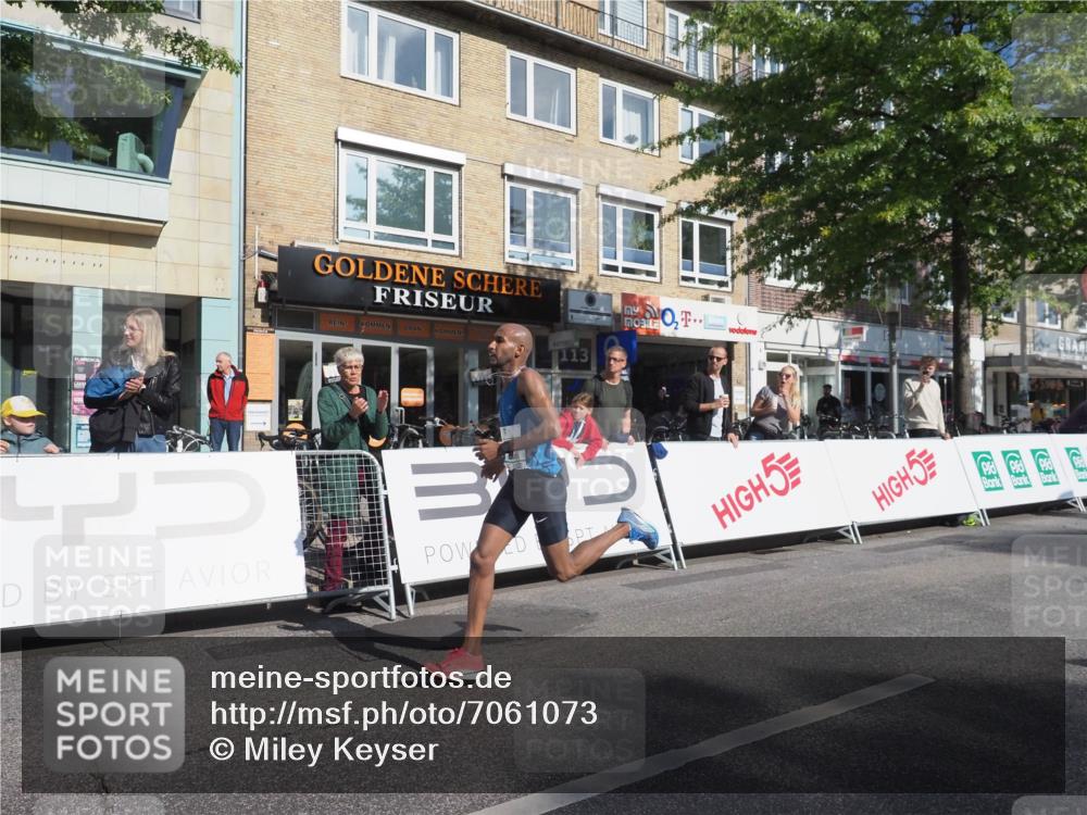 15.09.2024 - PSD Bank Halbmarathon Miley Keyser http://msf.ph/oto/7061073 15.09.2024 11:01:59 Ziel 447, 448, 1001 meine-sportfotos.de