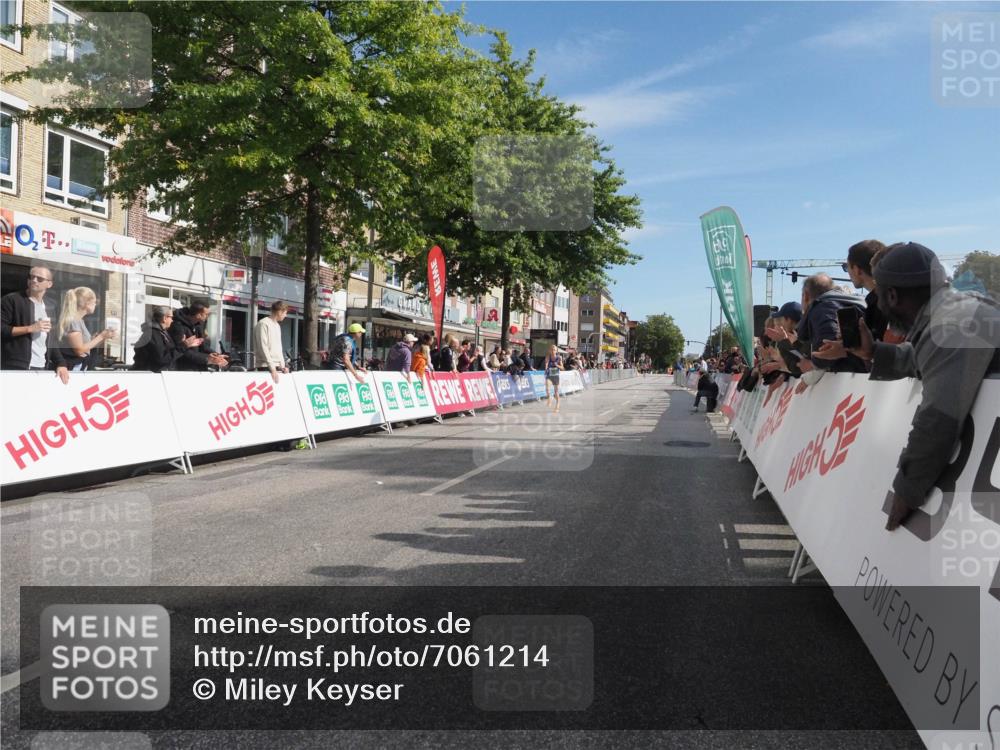 15.09.2024 - PSD Bank Halbmarathon Miley Keyser http://msf.ph/oto/7061214 15.09.2024 11:04:36 Ziel 451, 453 meine-sportfotos.de