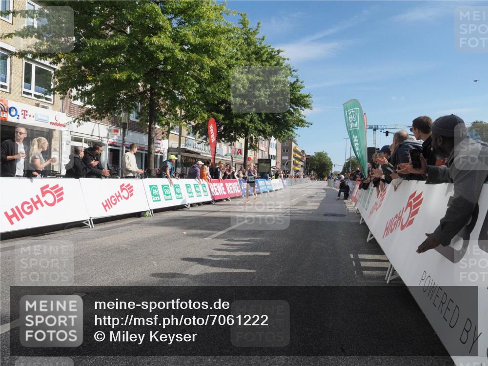 15.09.2024 - PSD Bank Halbmarathon Miley Keyser http://msf.ph/oto/7061222 15.09.2024 11:04:36 Ziel 451, 453 meine-sportfotos.de