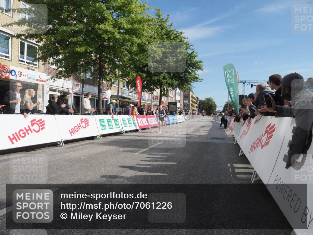 15.09.2024 - PSD Bank Halbmarathon Miley Keyser http://msf.ph/oto/7061226 15.09.2024 11:04:37 Ziel 451, 453 meine-sportfotos.de
