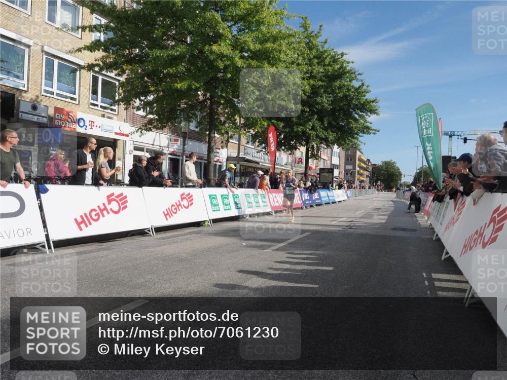 15.09.2024 - PSD Bank Halbmarathon Miley Keyser http://msf.ph/oto/7061230 15.09.2024 11:04:37 Ziel 451, 453 meine-sportfotos.de