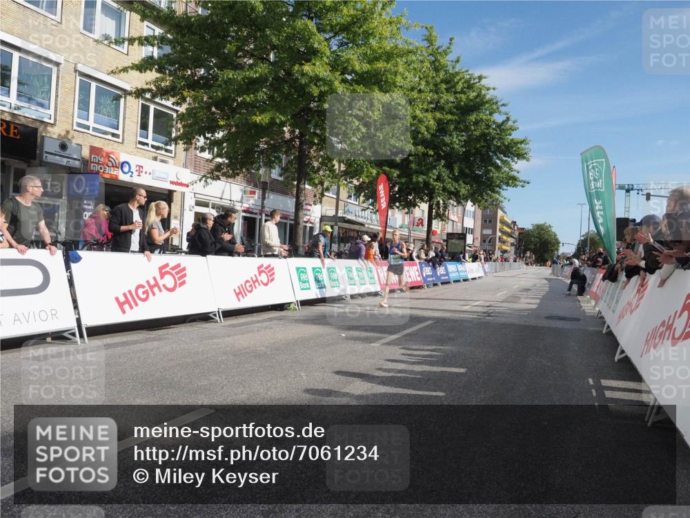 15.09.2024 - PSD Bank Halbmarathon Miley Keyser http://msf.ph/oto/7061234 15.09.2024 11:04:37 Ziel 451, 453 meine-sportfotos.de