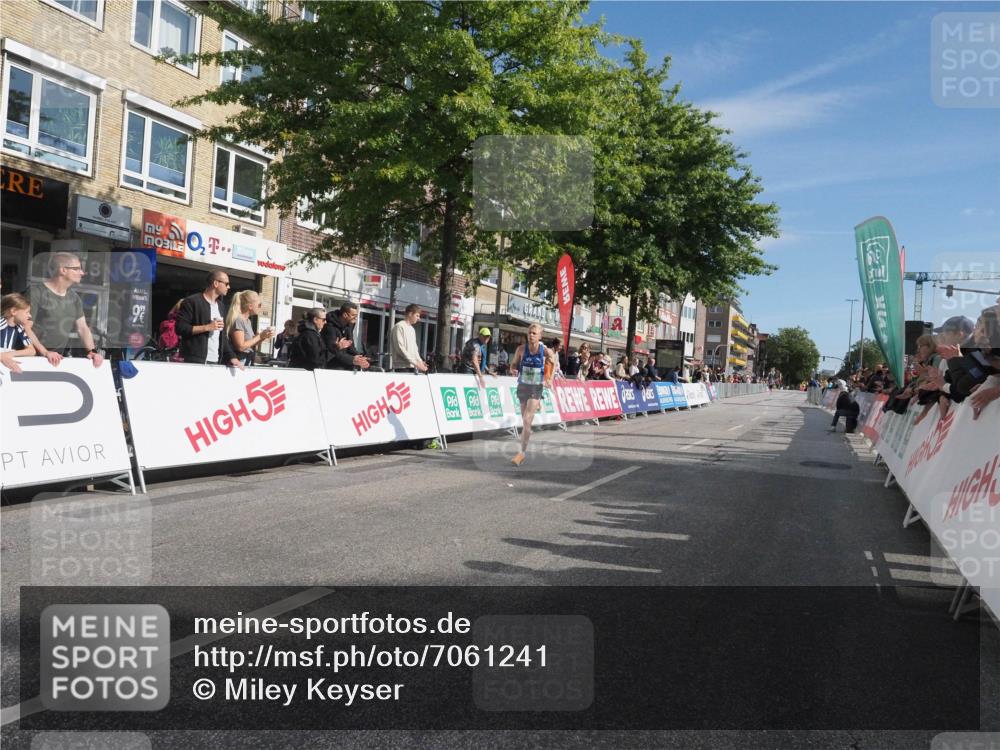 15.09.2024 - PSD Bank Halbmarathon Miley Keyser http://msf.ph/oto/7061241 15.09.2024 11:04:37 Ziel 451, 453 meine-sportfotos.de