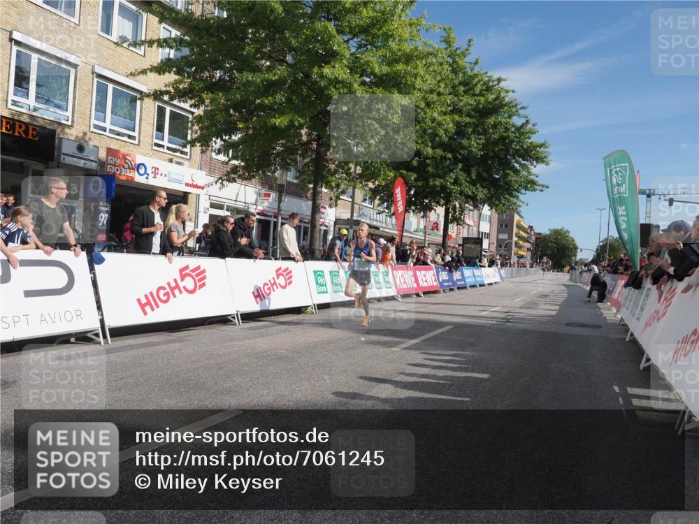 15.09.2024 - PSD Bank Halbmarathon Miley Keyser http://msf.ph/oto/7061245 15.09.2024 11:04:38 Ziel 451, 453 meine-sportfotos.de