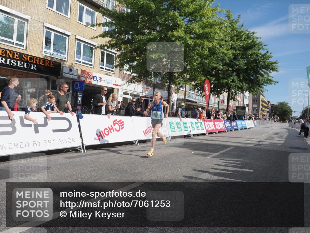 15.09.2024 - PSD Bank Halbmarathon Miley Keyser http://msf.ph/oto/7061253 15.09.2024 11:04:38 Ziel 451, 453 meine-sportfotos.de