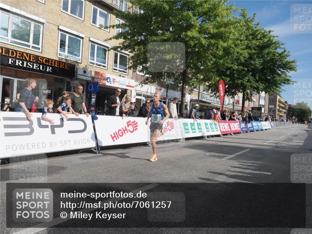 15.09.2024 - PSD Bank Halbmarathon Miley Keyser http://msf.ph/oto/7061257 15.09.2024 11:04:38 Ziel 451, 453 meine-sportfotos.de