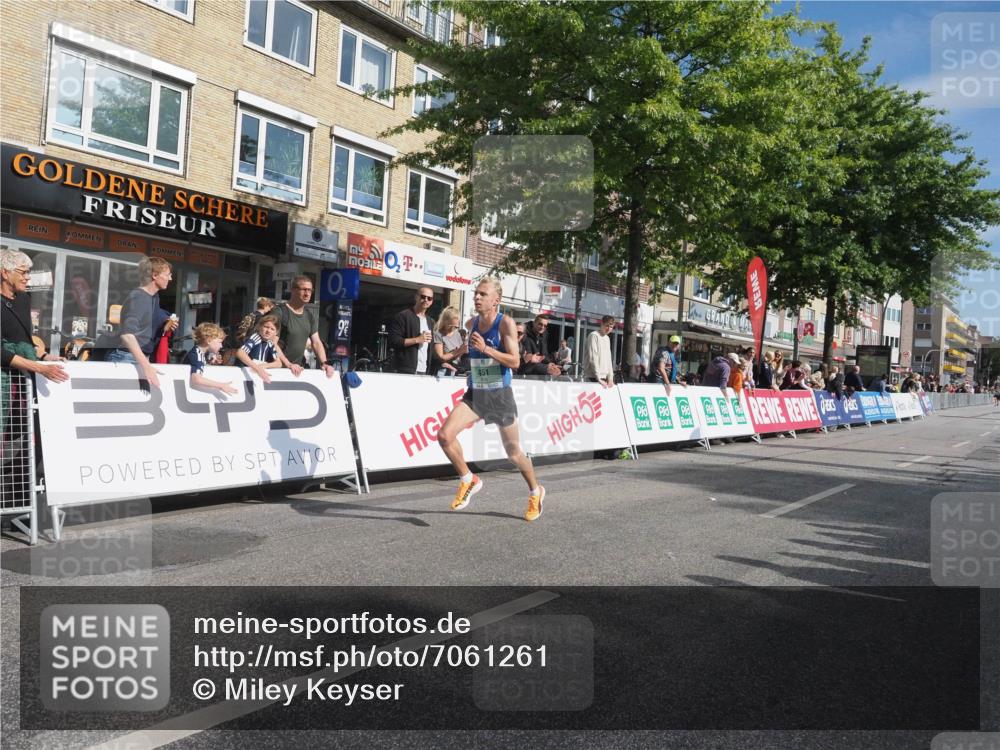 15.09.2024 - PSD Bank Halbmarathon Miley Keyser http://msf.ph/oto/7061261 15.09.2024 11:04:38 Ziel 451, 453 meine-sportfotos.de
