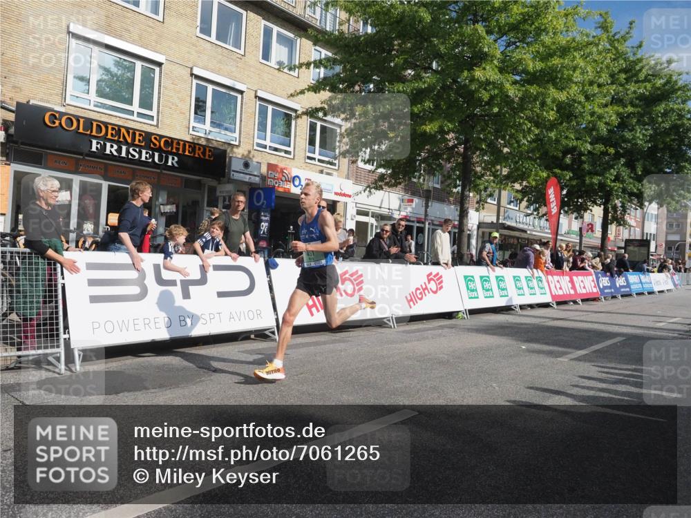 15.09.2024 - PSD Bank Halbmarathon Miley Keyser http://msf.ph/oto/7061265 15.09.2024 11:04:38 Ziel 451, 453 meine-sportfotos.de