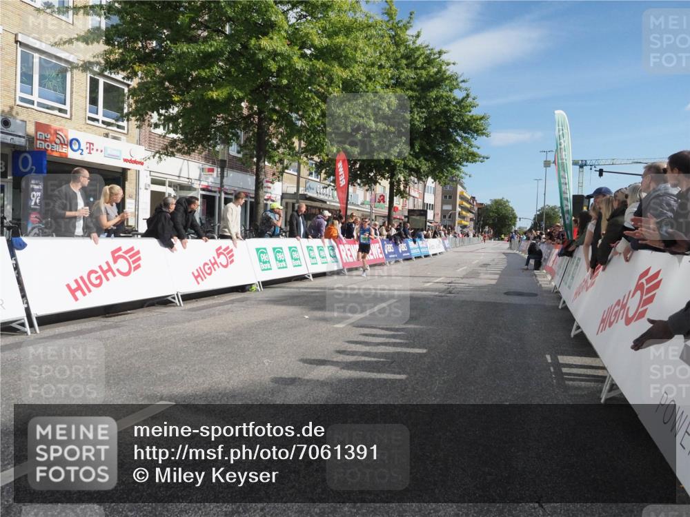 15.09.2024 - PSD Bank Halbmarathon Miley Keyser http://msf.ph/oto/7061391 15.09.2024 11:05:51 Ziel 450, 452 meine-sportfotos.de