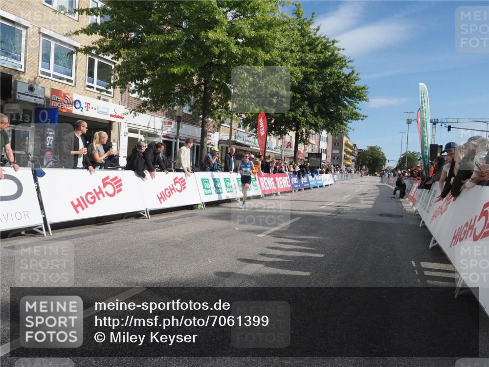 15.09.2024 - PSD Bank Halbmarathon Miley Keyser http://msf.ph/oto/7061399 15.09.2024 11:05:51 Ziel 450, 452 meine-sportfotos.de