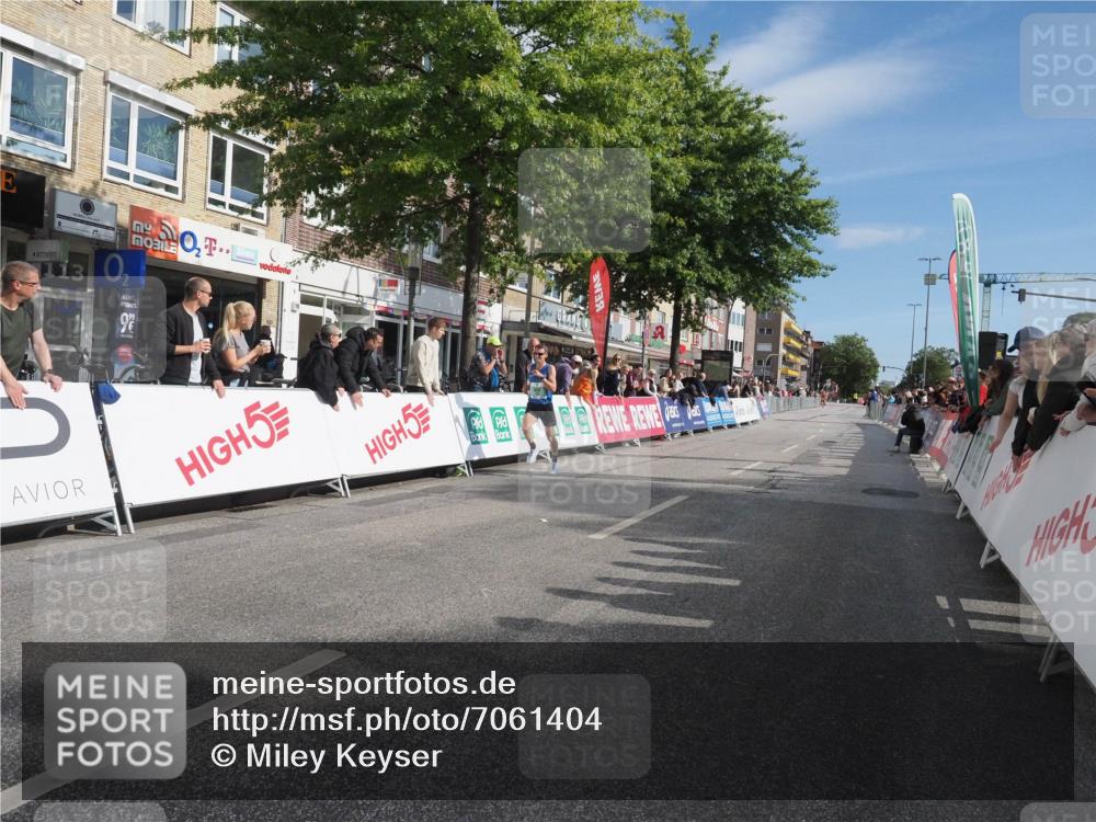 15.09.2024 - PSD Bank Halbmarathon Miley Keyser http://msf.ph/oto/7061404 15.09.2024 11:05:51 Ziel 450, 452 meine-sportfotos.de