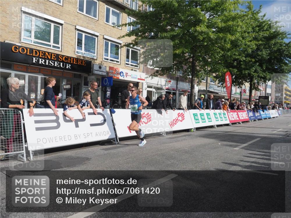 15.09.2024 - PSD Bank Halbmarathon Miley Keyser http://msf.ph/oto/7061420 15.09.2024 11:05:52 Ziel 450, 452 meine-sportfotos.de