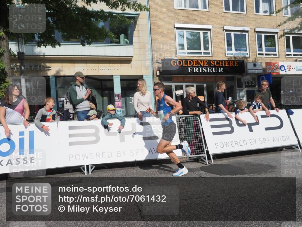 15.09.2024 - PSD Bank Halbmarathon Miley Keyser http://msf.ph/oto/7061432 15.09.2024 11:05:53 Ziel 450, 452 meine-sportfotos.de