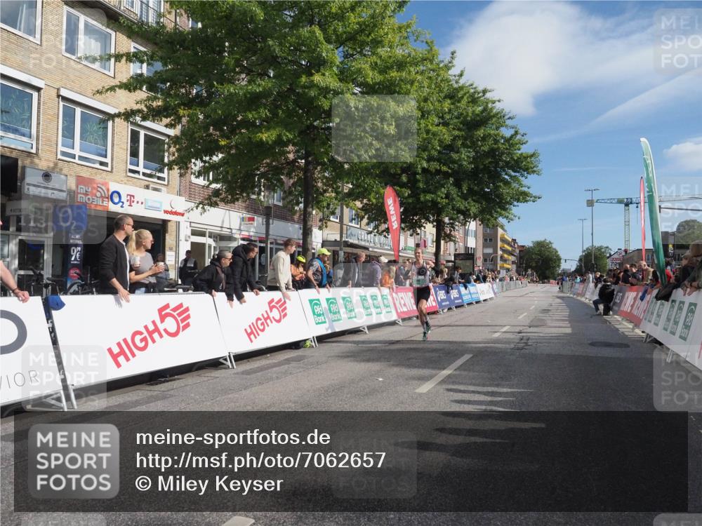 15.09.2024 - PSD Bank Halbmarathon Miley Keyser http://msf.ph/oto/7062657 15.09.2024 11:09:16 Ziel 402, 499, 510, 529 meine-sportfotos.de
