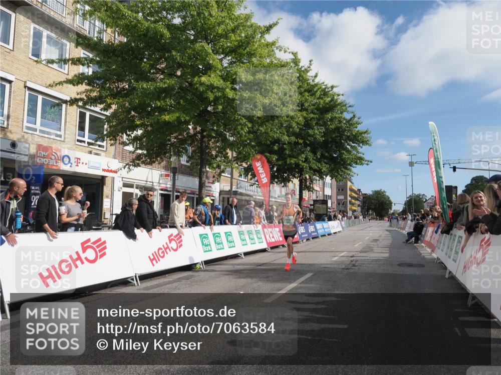 15.09.2024 - PSD Bank Halbmarathon Miley Keyser http://msf.ph/oto/7063584 15.09.2024 11:11:17 Ziel 513, 518, 523 meine-sportfotos.de