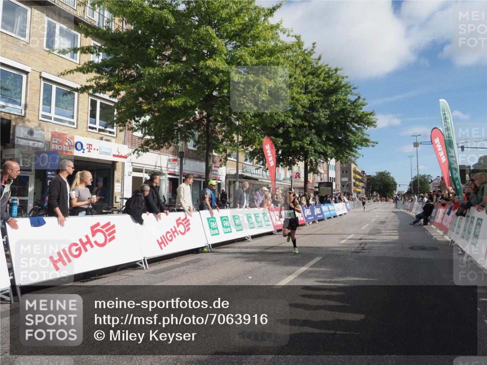 15.09.2024 - PSD Bank Halbmarathon Miley Keyser http://msf.ph/oto/7063916 15.09.2024 11:12:15 Ziel 503, 506, 526, 530 meine-sportfotos.de