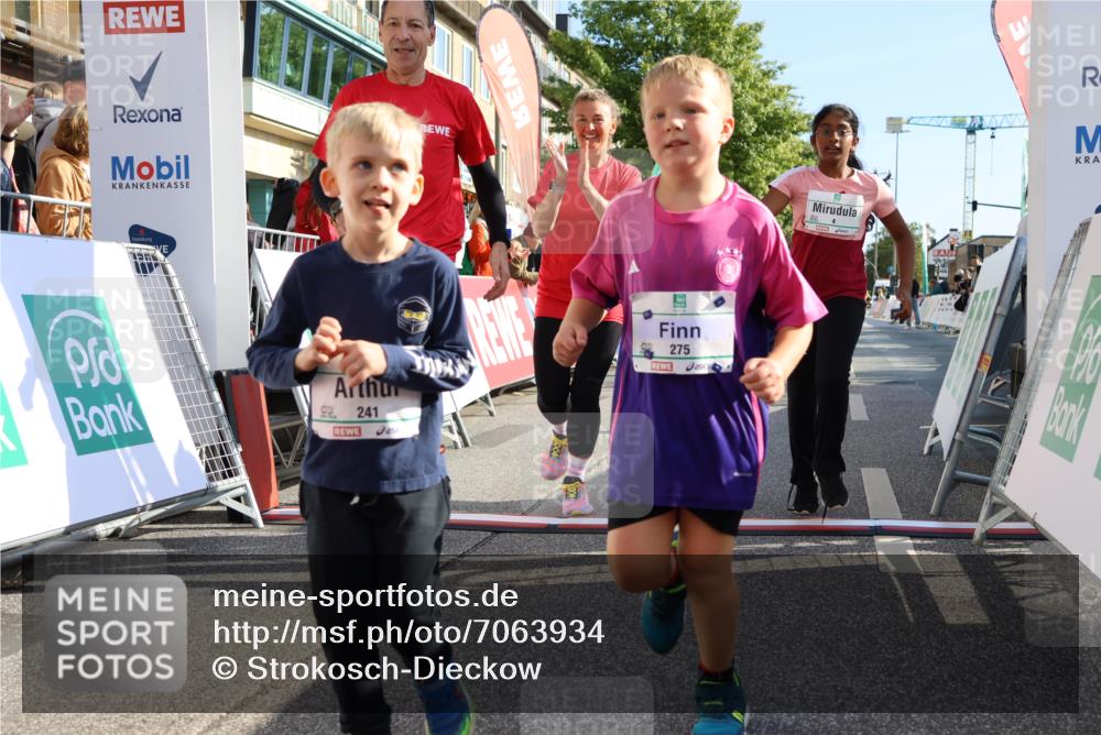 15.09.2024 - PSD Bank Halbmarathon Strokosch-Dieckow http://msf.ph/oto/7063934 15.09.2024 10:33:01 Ziel 1, 4, 33, 83, 176, 182, 232, 241, 275, 283, 302 meine-sportfotos.de