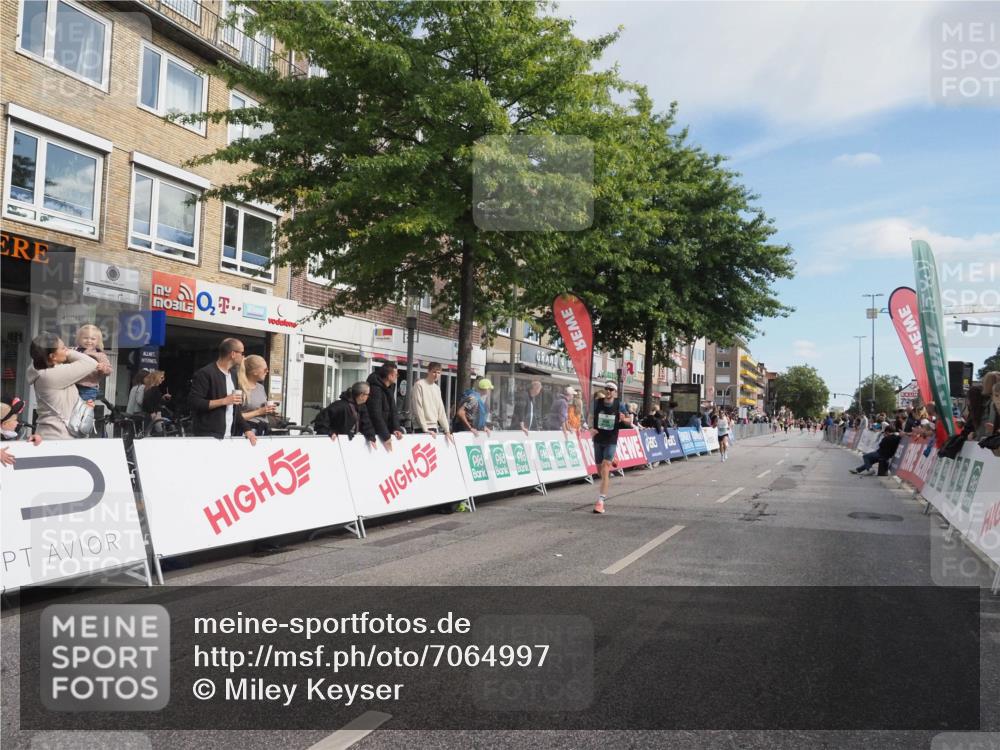 15.09.2024 - PSD Bank Halbmarathon Miley Keyser http://msf.ph/oto/7064997 15.09.2024 11:14:18 Ziel 406, 417, 421, 544, 568, 589, 613, 848 meine-sportfotos.de