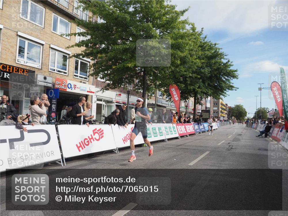15.09.2024 - PSD Bank Halbmarathon Miley Keyser http://msf.ph/oto/7065015 15.09.2024 11:14:19 Ziel 406, 417, 421, 544, 568, 589, 613, 848 meine-sportfotos.de
