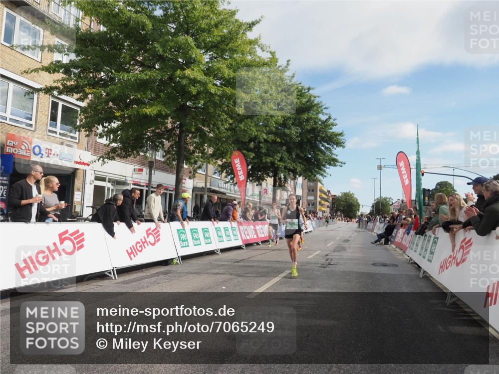 15.09.2024 - PSD Bank Halbmarathon Miley Keyser http://msf.ph/oto/7065249 15.09.2024 11:14:41 Ziel 412, 540, 564, 565, 570, 588, 845 meine-sportfotos.de