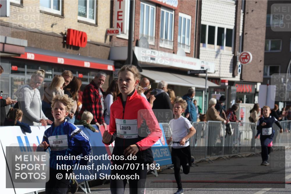 15.09.2024 - PSD Bank Halbmarathon Michael Strokosch http://msf.ph/oto/7071193 15.09.2024 10:27:46 Ziel 27, 28, 37, 73, 101, 103, 108, 125, 128, 138, 159, 204, 247, 249, 261, 296 meine-sportfotos.de