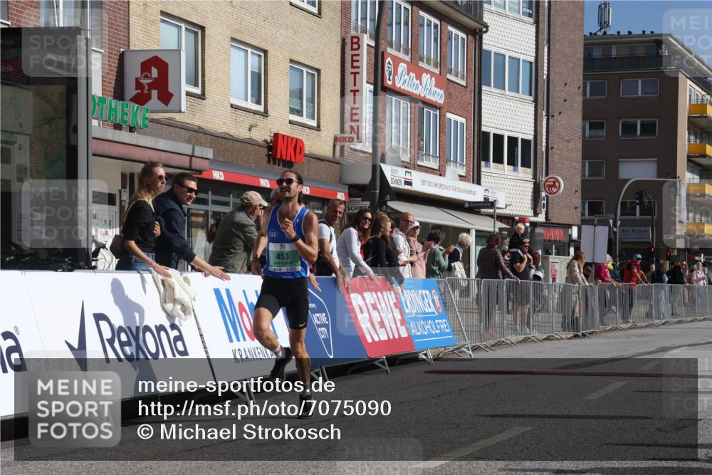 15.09.2024 - PSD Bank Halbmarathon Michael Strokosch http://msf.ph/oto/7075090 15.09.2024 11:04:44 Ziel 451, 453 meine-sportfotos.de