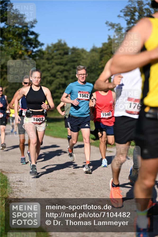 22.09.2024 - 32. Volkslauf durch das schöne Alstertal Dr. Thomas Lammeyer http://msf.ph/oto/7104482 22.09.2024 10:05:09 Laufen 1002, 1562, 1540, 176 meine-sportfotos.de