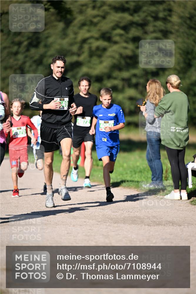 22.09.2024 - 32. Volkslauf durch das schöne Alstertal Dr. Thomas Lammeyer http://msf.ph/oto/7108944 22.09.2024 10:39:20 Laufen 070, 49, 4050, 48, 4150, 33, 37, 1175 meine-sportfotos.de