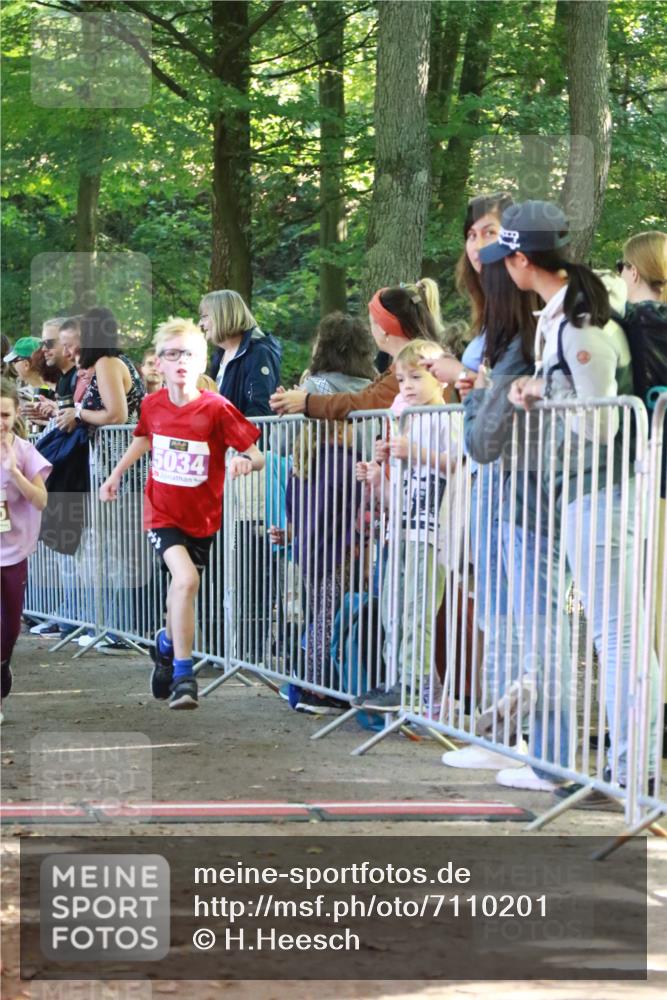 22.09.2024 - 32. Volkslauf durch das schöne Alstertal H.Heesch http://msf.ph/oto/7110201 22.09.2024 10:44:55 Ziel 5034, 5037, 5038 meine-sportfotos.de