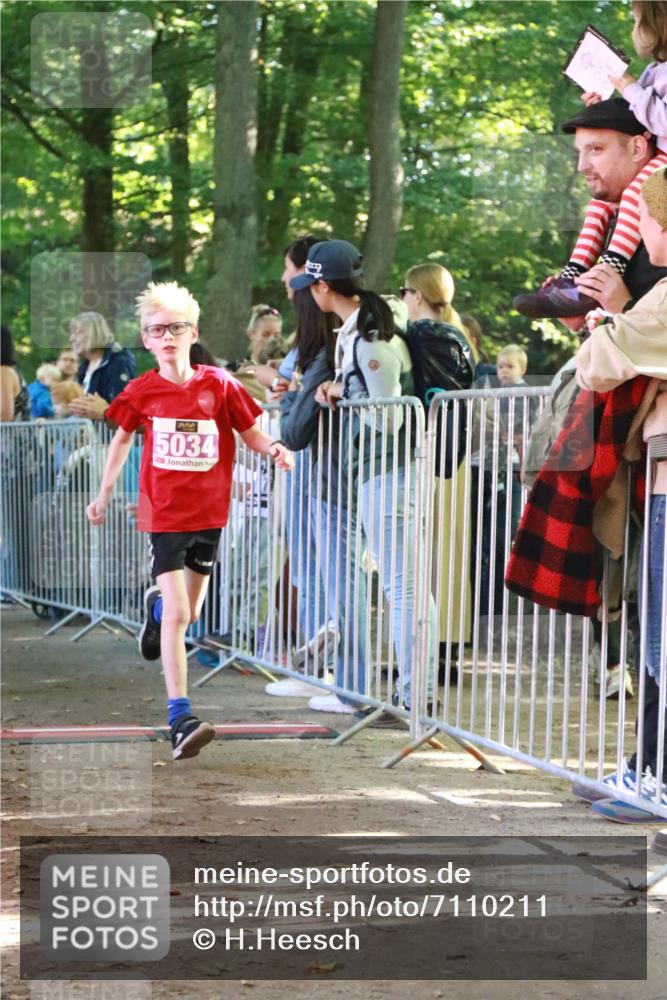 22.09.2024 - 32. Volkslauf durch das schöne Alstertal H.Heesch http://msf.ph/oto/7110211 22.09.2024 10:44:56 Ziel 5034, 5037, 5038 meine-sportfotos.de