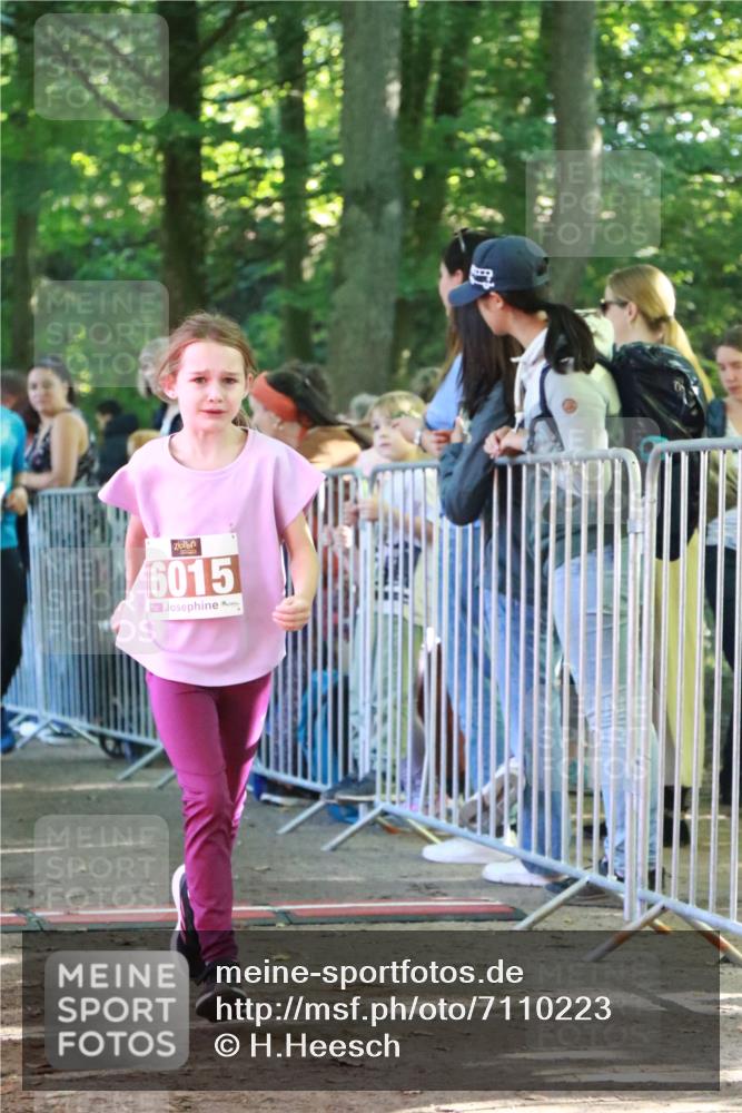 22.09.2024 - 32. Volkslauf durch das schöne Alstertal H.Heesch http://msf.ph/oto/7110223 22.09.2024 10:44:57 Ziel 5034, 5037, 5038 meine-sportfotos.de