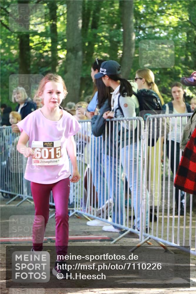 22.09.2024 - 32. Volkslauf durch das schöne Alstertal H.Heesch http://msf.ph/oto/7110226 22.09.2024 10:44:57 Ziel 5034, 5037, 5038 meine-sportfotos.de