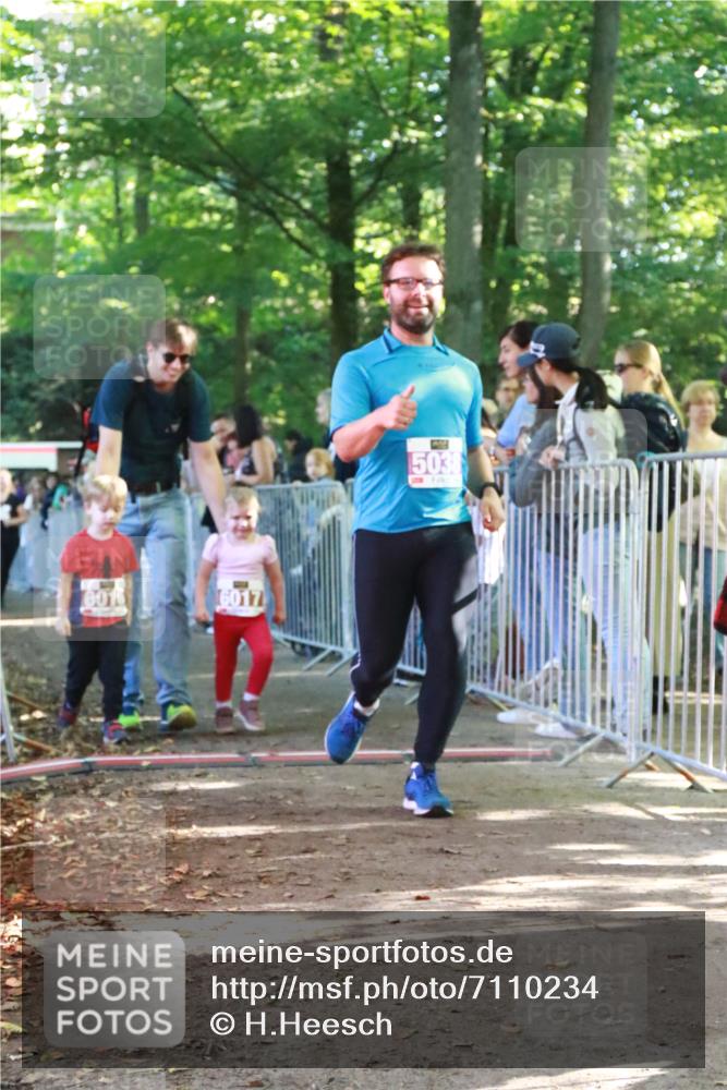 22.09.2024 - 32. Volkslauf durch das schöne Alstertal H.Heesch http://msf.ph/oto/7110234 22.09.2024 10:45:00 Ziel 5034, 5037, 5038 meine-sportfotos.de