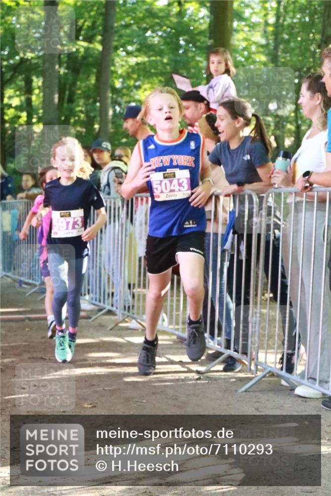 22.09.2024 - 32. Volkslauf durch das schöne Alstertal H.Heesch http://msf.ph/oto/7110293 22.09.2024 10:45:23 Ziel 5021, 5027, 5043, 5973 meine-sportfotos.de