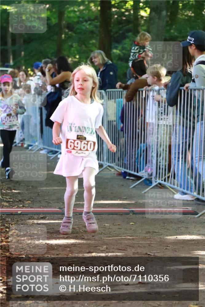 22.09.2024 - 32. Volkslauf durch das schöne Alstertal H.Heesch http://msf.ph/oto/7110356 22.09.2024 10:45:51 Ziel 5007, 5040, 5046 meine-sportfotos.de