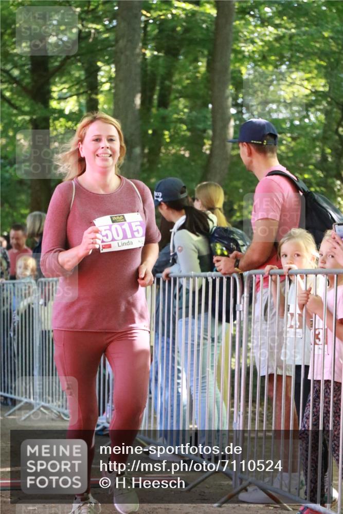 22.09.2024 - 32. Volkslauf durch das schöne Alstertal H.Heesch http://msf.ph/oto/7110524 22.09.2024 10:46:42 Ziel 5006, 5014, 5015 meine-sportfotos.de