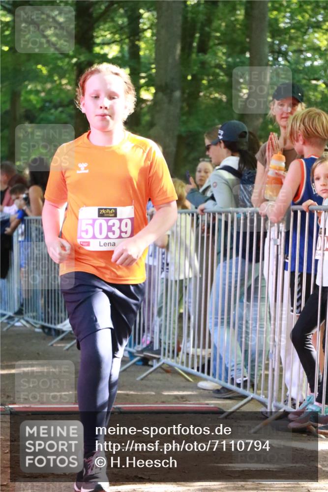 22.09.2024 - 32. Volkslauf durch das schöne Alstertal H.Heesch http://msf.ph/oto/7110794 22.09.2024 10:48:25 Ziel 5008, 5009, 5039, 5977 meine-sportfotos.de