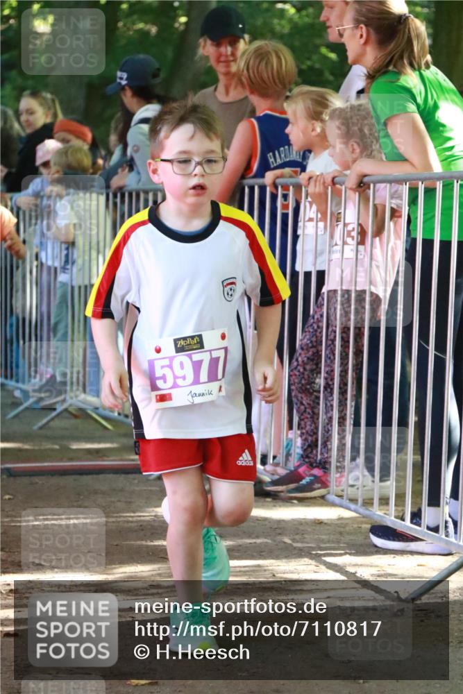 22.09.2024 - 32. Volkslauf durch das schöne Alstertal H.Heesch http://msf.ph/oto/7110817 22.09.2024 10:48:28 Ziel 5008, 5009, 5039, 5969, 5977 meine-sportfotos.de