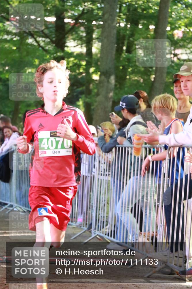 22.09.2024 - 32. Volkslauf durch das schöne Alstertal H.Heesch http://msf.ph/oto/7111133 22.09.2024 10:50:24 Ziel 4005, 4050, 4070 meine-sportfotos.de