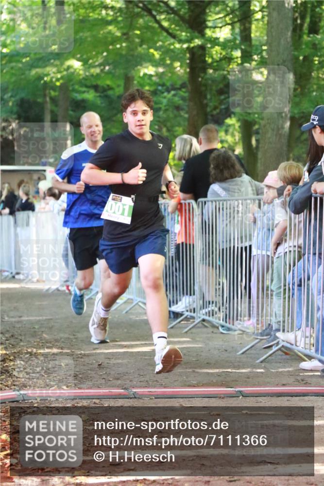 22.09.2024 - 32. Volkslauf durch das schöne Alstertal H.Heesch http://msf.ph/oto/7111366 22.09.2024 10:52:46 Ziel 4001, 4098, 4153 meine-sportfotos.de