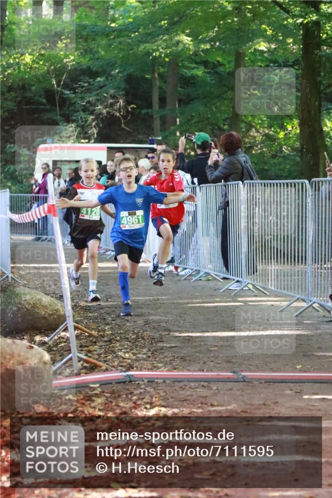 22.09.2024 - 32. Volkslauf durch das schöne Alstertal H.Heesch http://msf.ph/oto/7111595 22.09.2024 10:53:51 Ziel 4004, 4120, 4121, 4961 meine-sportfotos.de