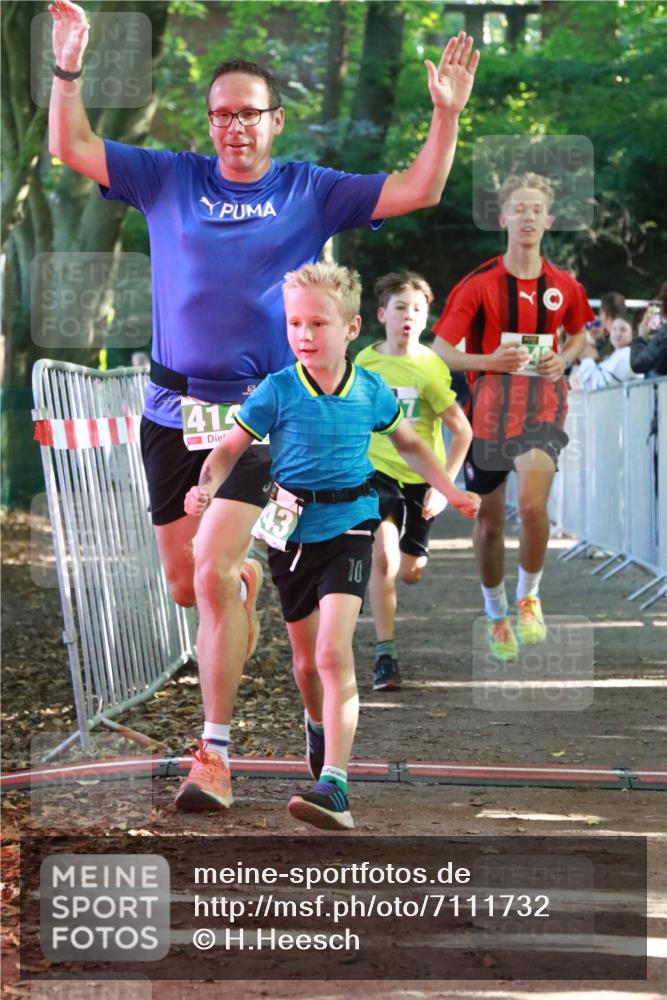 22.09.2024 - 32. Volkslauf durch das schöne Alstertal H.Heesch http://msf.ph/oto/7111732 22.09.2024 10:54:36 Ziel 4046, 4117, 4143, 4144 meine-sportfotos.de