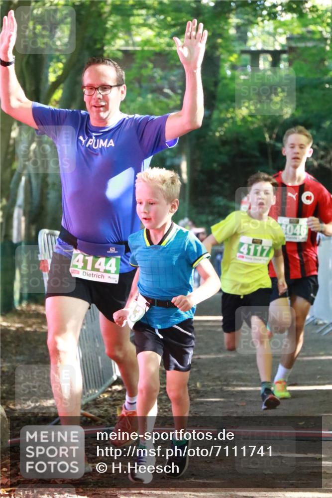 22.09.2024 - 32. Volkslauf durch das schöne Alstertal H.Heesch http://msf.ph/oto/7111741 22.09.2024 10:54:37 Ziel 4046, 4117, 4143, 4144 meine-sportfotos.de